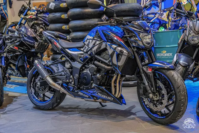 Suzuki GSX-S750 RYUYO noire et bleue